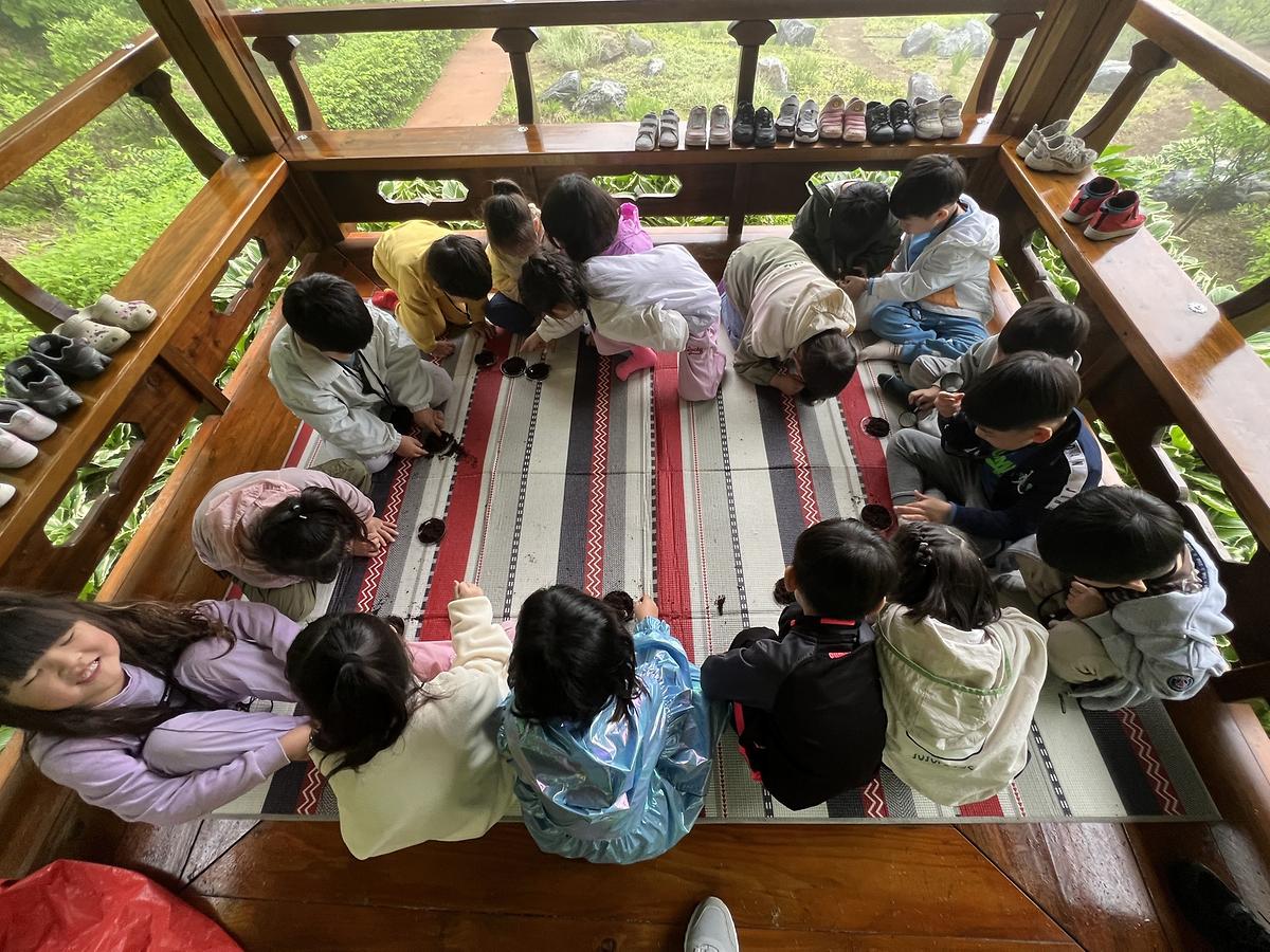 정자에서 아이들의 놀이 게시글 의 a22.jpg 사진