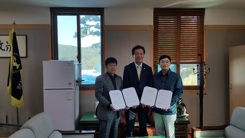 협약체결후_강화군의회_의장이_배석한_가운데_기념사진을_촬영하고_있다