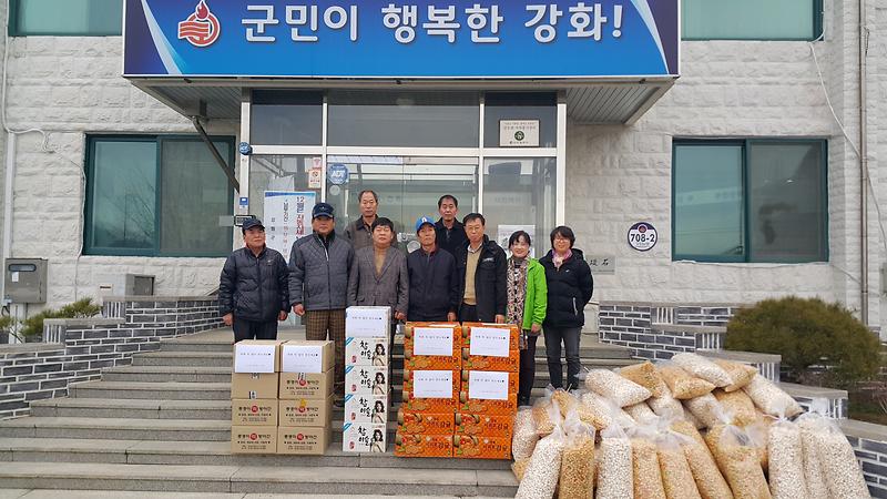 노인을생각하는모임에서_경로당_물품_전달_전_기념촬영을_하고_있다