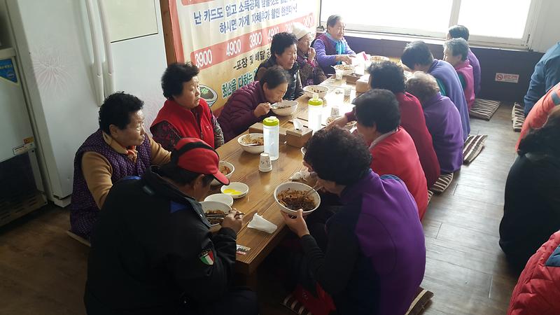 어르신들이_자장면을_드시고_있다