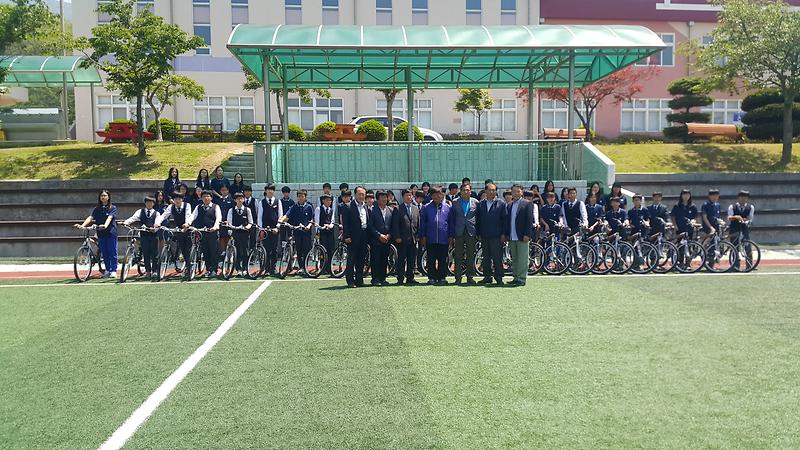 자전거_기증을_기념한_시승식_전_기념사진을_촬영하고_있다