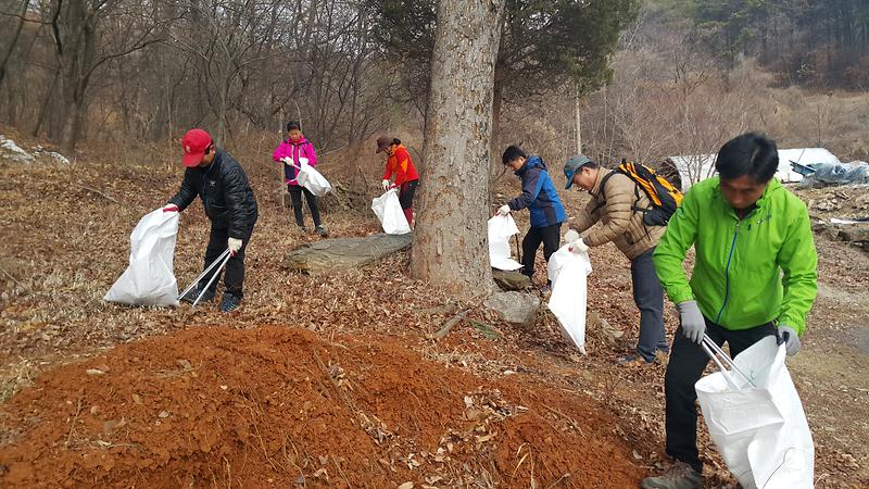 진강산을_사랑하는_모임에서_진강산_환경정화활동을_실시하고_있다