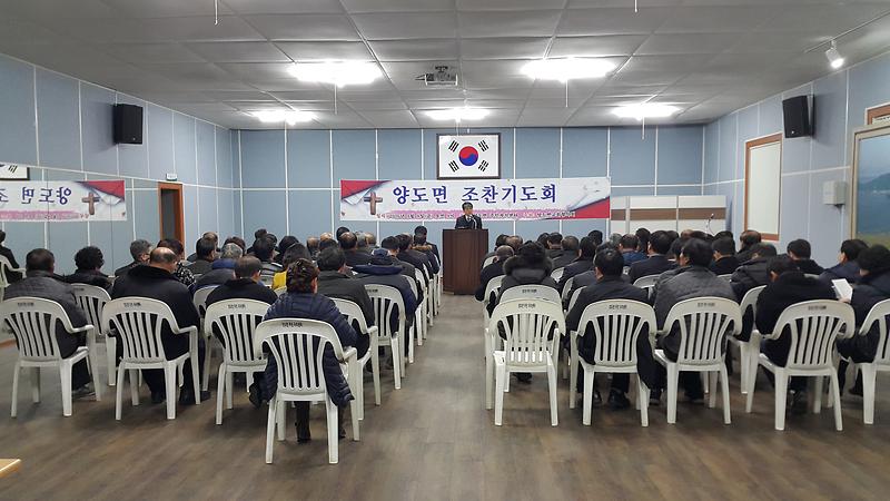 조찬기도회가_열리고_있는_가운데_조산교회_박종찬_목사의_설교가_이어지고_있다