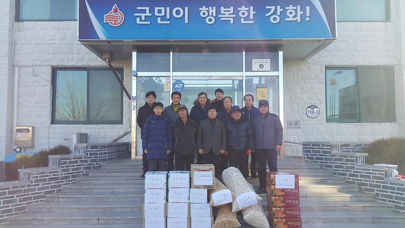 노인을생각하는모임에서_경로당_물품전달_전_기념촬영을_하고_있다