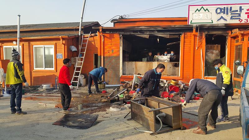 양도면_의용소방대원들이_화재음식점에_대한_철거_및_청소활동을_하고_있다