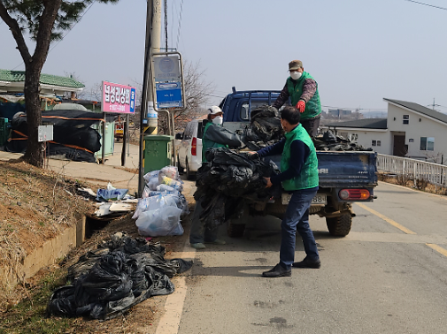 관련사진(새마을지도자_영농폐비닐_수거)