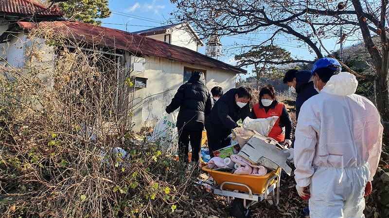 보도사진(지역사회보장협의체_집청소_봉사)02