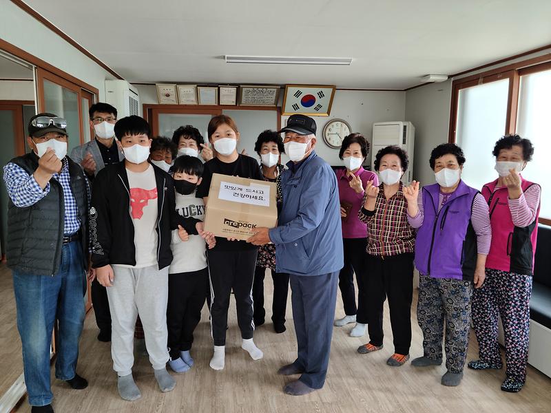 해명초등학교_떡_전달_사진_2