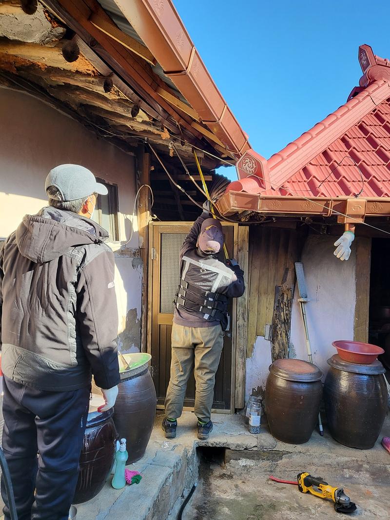 집수리_작업_장면(처마)