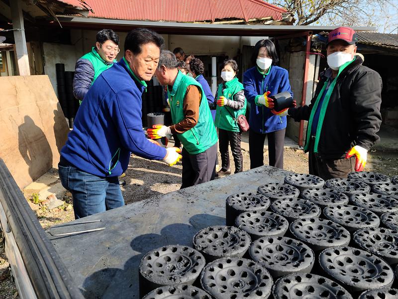 양도면새마을지도자_연탄나눔_사진_2