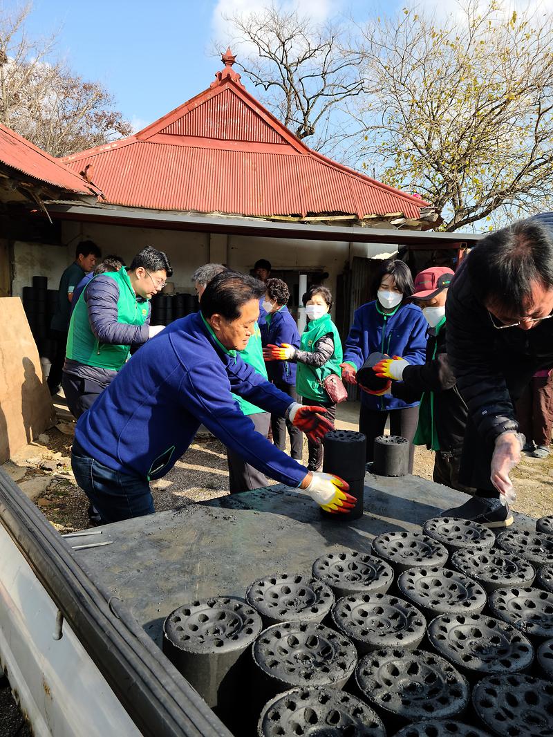 양도면새마을지도자_연탄나눔_사진_3