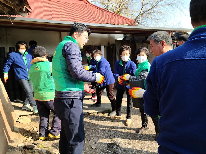 양도면새마을지도자_연탄나눔_사진_4
