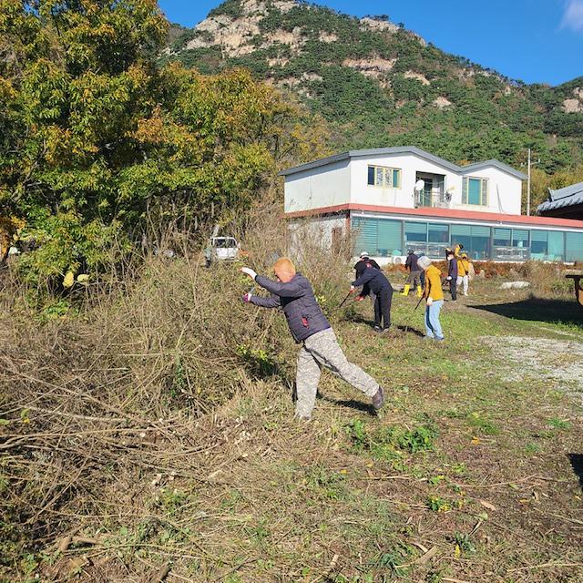 게재사진(20231107_삼산면_주민자치위원회_나들길_제초작업_및_환경정화_실시)(3)