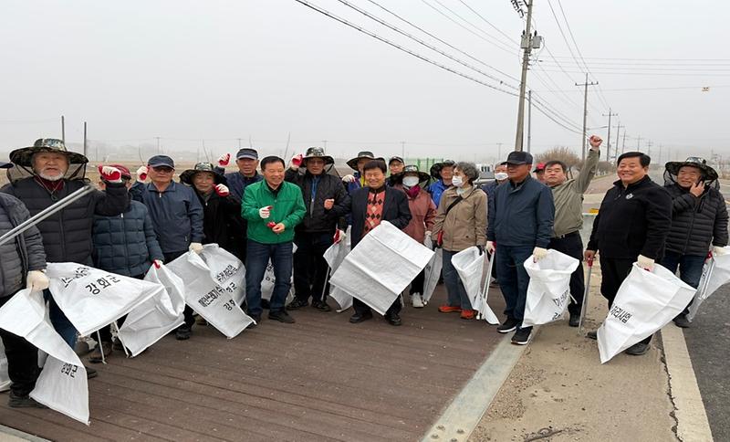 관련사진(노인회_숭릉천_일원_쾌적한_하천환경_조성)