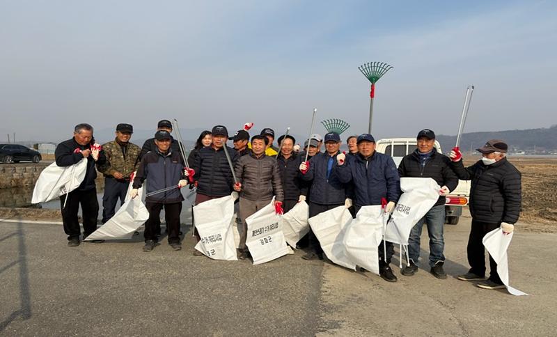 관련사진(농촌지도자회_숭룽천_일대_환경_정화_활동)