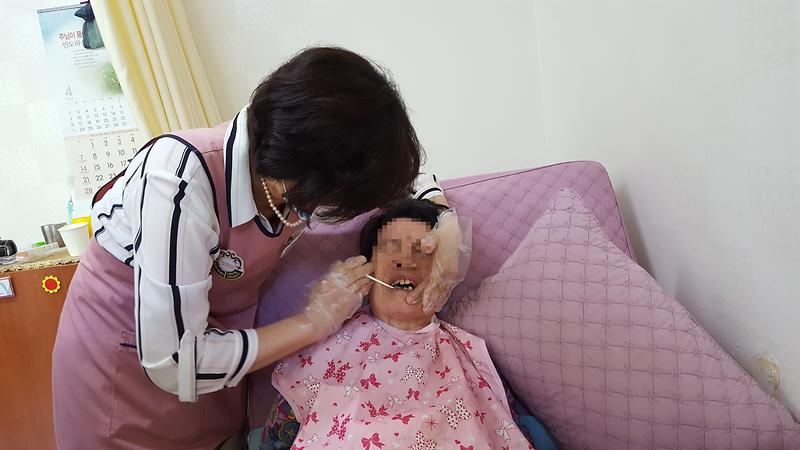 와상환자_이닦기.jpg 이미지