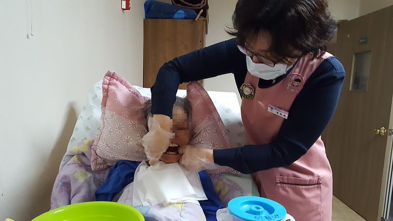 와상환자_잇몸마사지.jpg 이미지