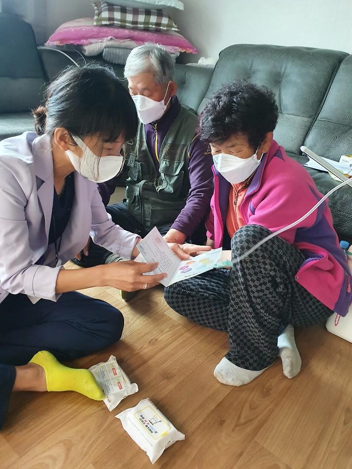 방문건강관리서비스(리플렛을_활용한_건강상담식_교육).jpg 이미지