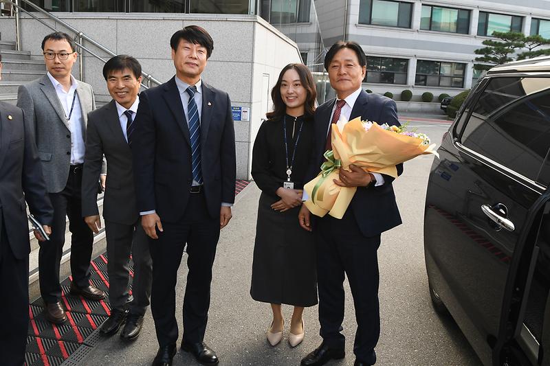 첫_출근_(2).jpg 이미지