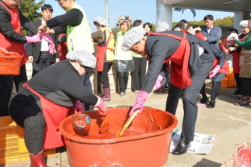 강화군_농가주부모임_사랑의_고추장_나눔행사_(7).jpg 이미지