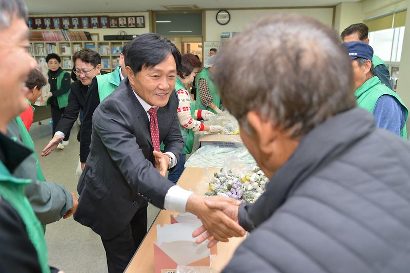 새마을지회_이웃사랑_떡_나누기행사_(3).jpg 이미지