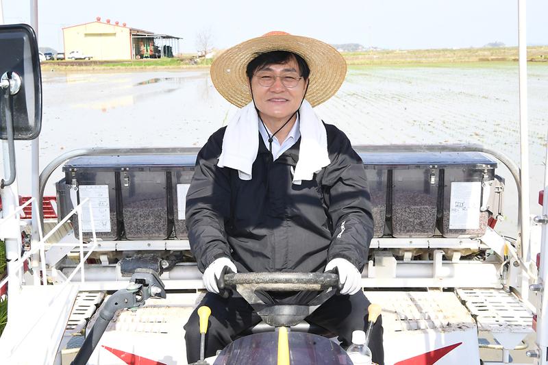 2025년_첫_모내기현장_(14).jpg 이미지