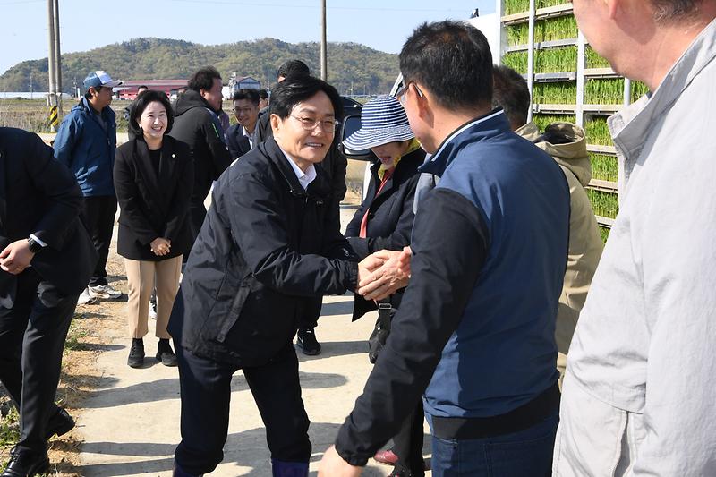 2025년_첫_모내기현장_(17).jpg 이미지