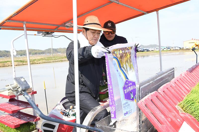 2025년_첫_모내기현장_(6).jpg 이미지