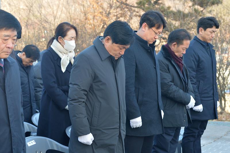 2025년_새해_현충탑_참배_(3).jpg 이미지