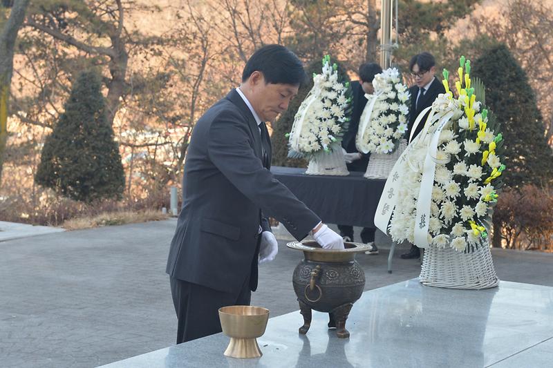 2025년_새해_현충탑_참배_(6).jpg 이미지