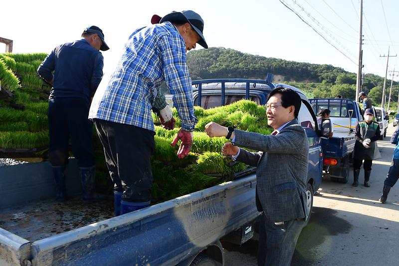 2025년_예비못자리_지원사업_현장_격려_(5).jpg 이미지