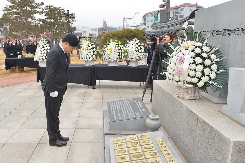 3.1절_기념비_참배_(4).jpg 이미지