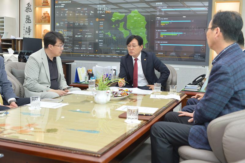 봄_축제_긴급회의_(2).jpg 이미지