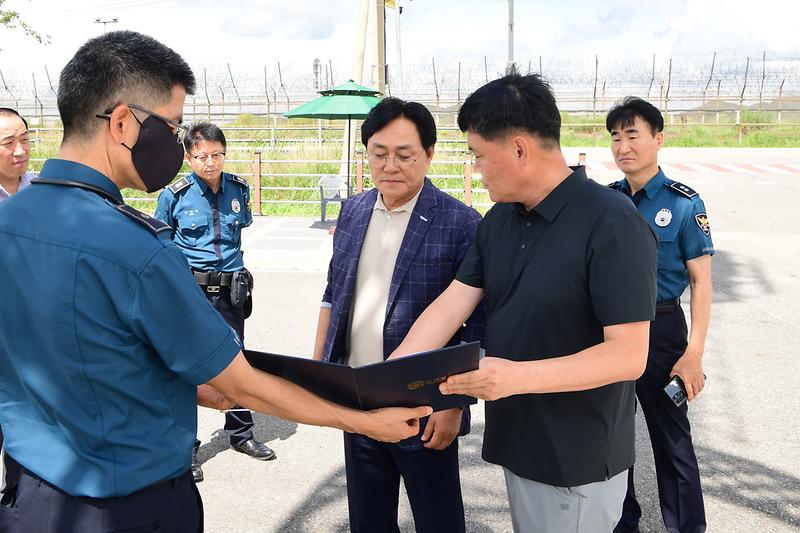 취약지_검문검색_경찰관_격려_(1).jpg 이미지