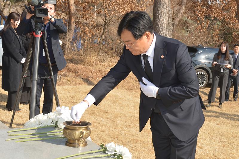 독립유공자_묘소_참배_(2).jpg 이미지