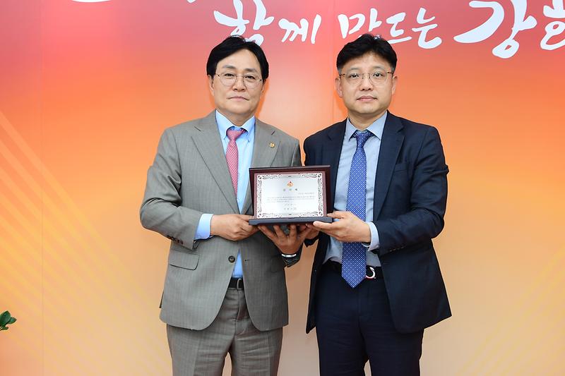 감사패_전달_(2).jpg 이미지