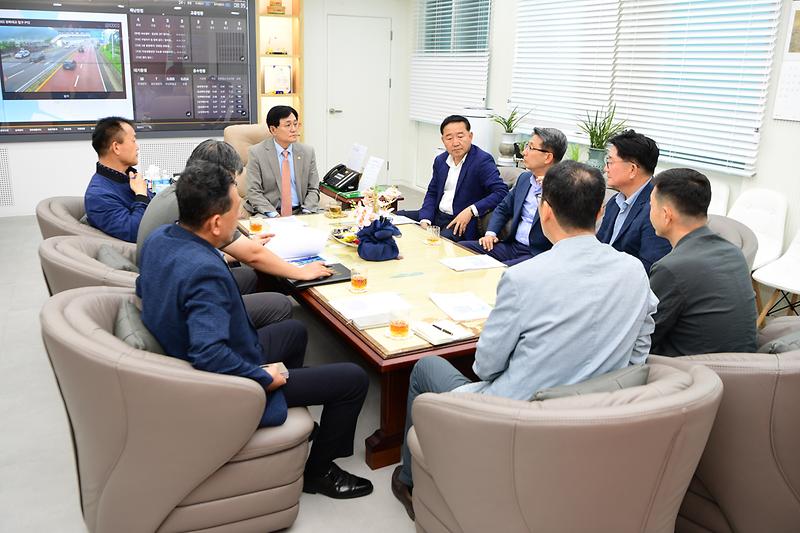 긴급_대책회의_(4).jpg 이미지