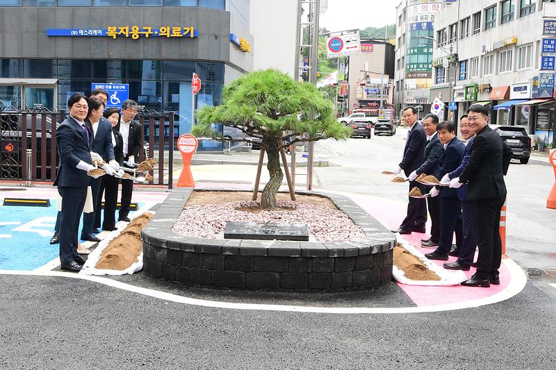 광복80주년_지방자치_30주년_기념식수_(3).jpg 이미지