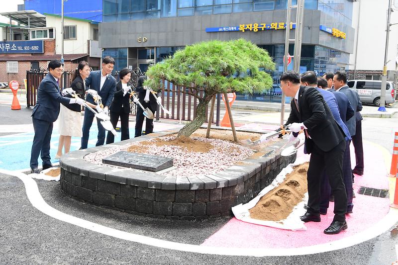 광복80주년_지방자치_30주년_기념식수_(7).jpg 이미지