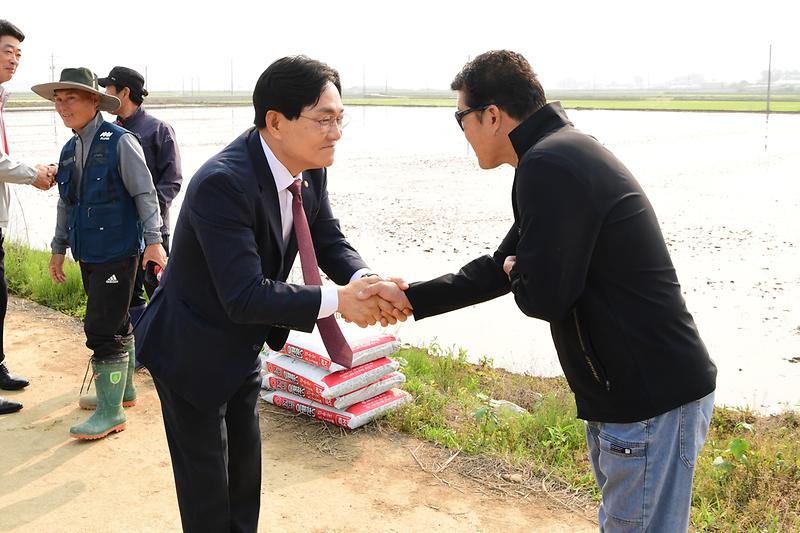 교동면_청년회_모내기현장_격려_(1).jpg 이미지