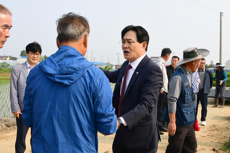 교동면_청년회_모내기현장_격려_(10).jpg 이미지