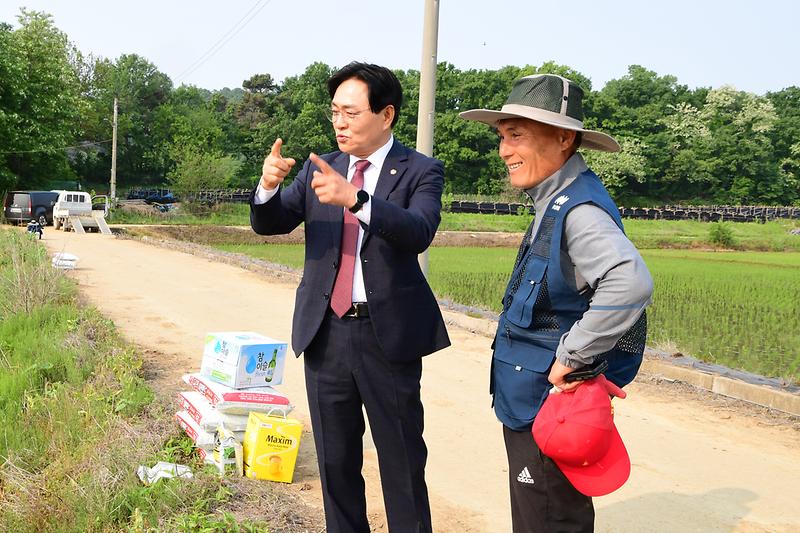교동면_청년회_모내기현장_격려_(5).jpg 이미지