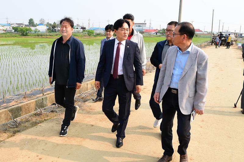 교동면_청년회_모내기현장_격려_(8).jpg 이미지