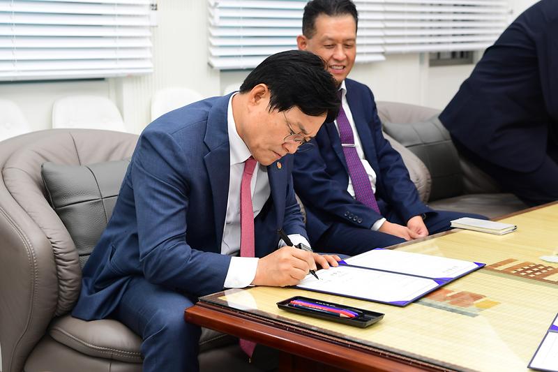 학력인구_감소와_지역_소멸_위기_극복을_위한_업무협약식_(4).jpg 이미지