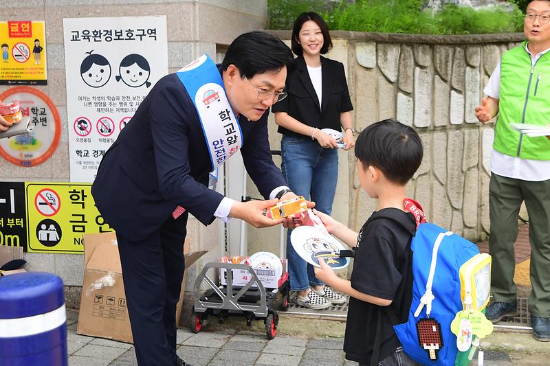 합일초등학교_교통안전_캠페인_(6).jpg 이미지