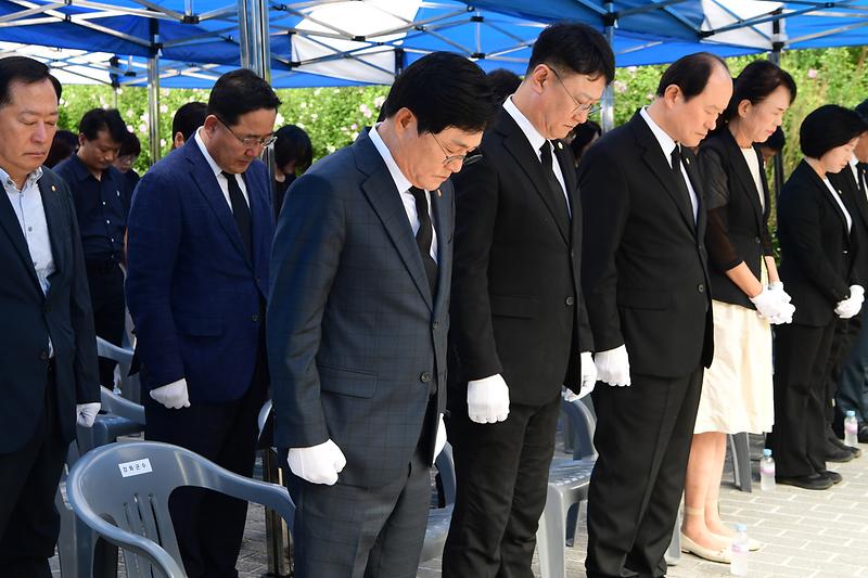 현충탑_참배_(10).jpg 이미지