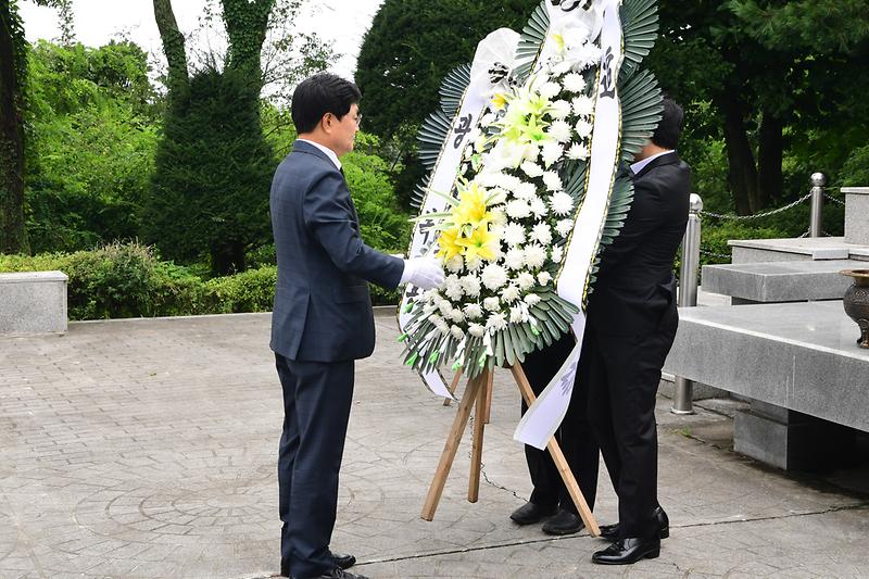 현충탑_참배_(2).jpg 이미지
