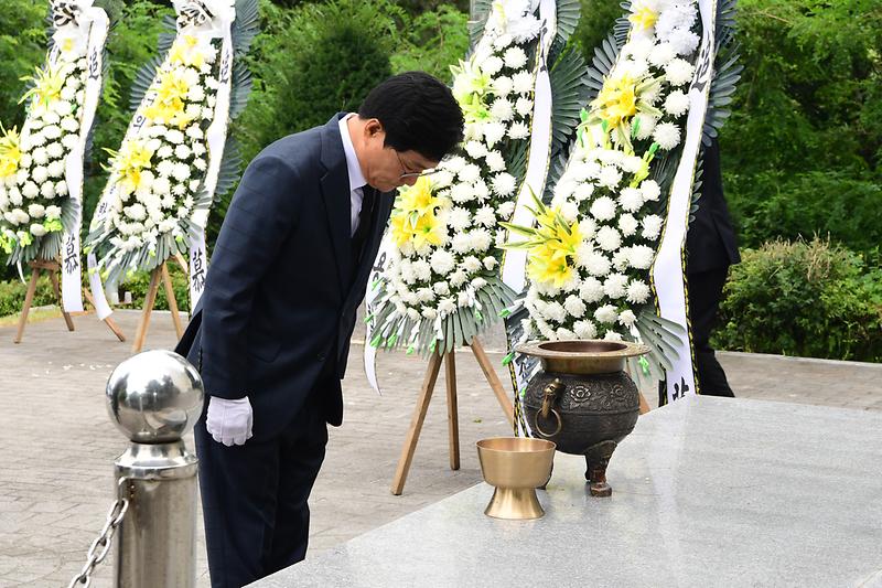 현충탑_참배_(3).jpg 이미지
