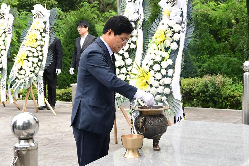 현충탑_참배_(5).jpg 이미지