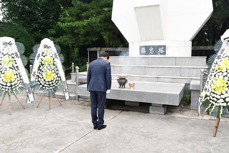 현충탑_참배_(6).jpg 이미지